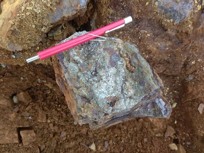 Photo 1: 104 g/t gold sample from breccia at Clive’s Area at Ridge. Pyrrhotite, Chalcopyrite and Arsenopyrite. (CNW Group/Libero Copper & Gold Corporation.)