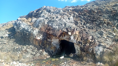 PHOTO 2 - Mineralized quartz-molybdenite structure (up to 2.5 m wide) in the corridor between the Janchiscocha and Londres mines PHOTO 2 - Mineralized quartz-molybdenite structure (up to 2.5 m wide) in the corridor between the Janchiscocha and Londres mines