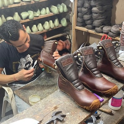 Photo 7 – Cuaran Velez workshop fabricating safety boots for the Mocoa project. (CNW Group/Libero Copper & Gold Corporation.)