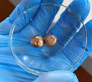 Photo 1 – Copper extracted from the Mocoa deposit at CIMEX of the National University of Colombia (CNW Group/Libero Copper & Gold Corporation.)